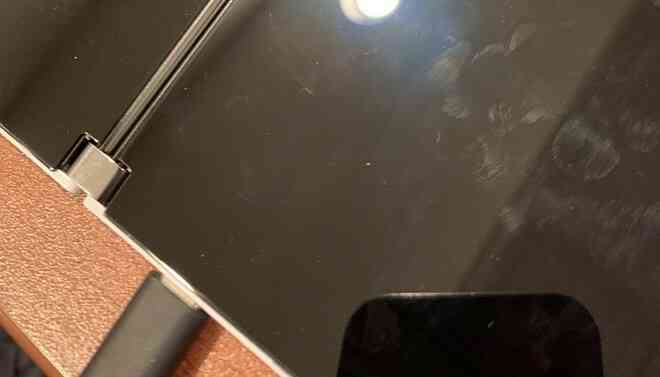 Giá tới cả ngàn đô nhưng Surface Duo liên tục gặp lỗi, lần này là lỗi thiết kế khiến việc đóng mở gặp khó khăn - Ảnh 3. Giá tới cả ngàn đô nhưng Surface Duo liên tục gặp lỗi, lần này là lỗi thiết kế khiến việc đóng mở gặp khó khăn - Ảnh 3.