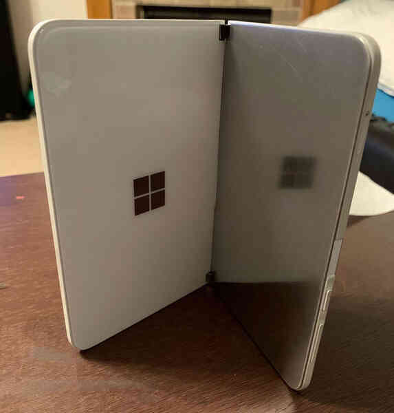 Một người dùng vừa thử thay thế mặt lưng kính của Surface Duo bằng một tấm nhôm nguyên khối và kết quả cực kỳ thú vị