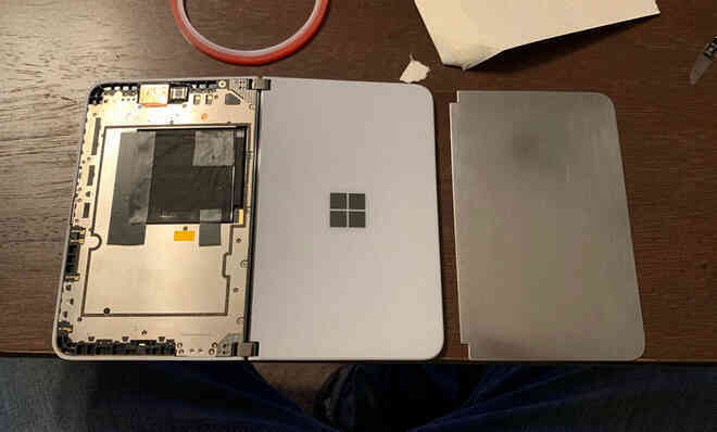 Một người dùng vừa thử thay thế mặt lưng kính của Surface Duo bằng một tấm nhôm nguyên khối và kết quả cực kỳ thú vị - Ảnh 5.
