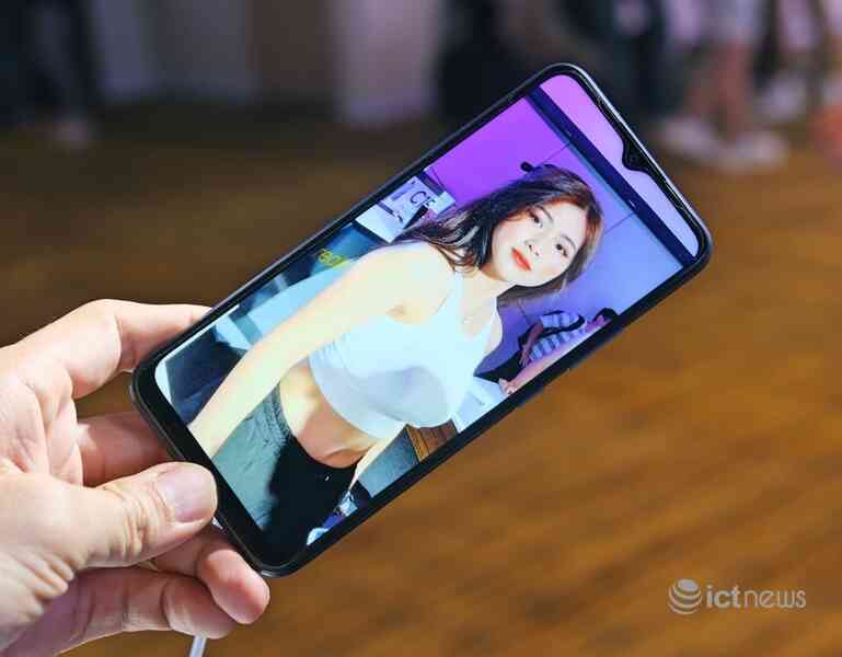 Smartphone pin trâu, giá 4,15 triệu tại Việt Nam