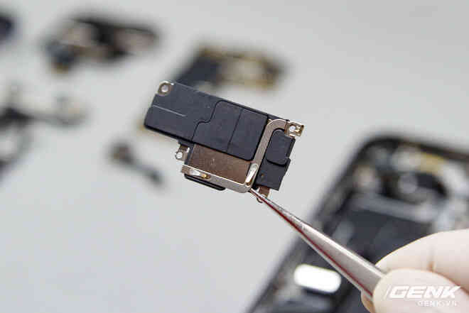 Mổ bụng iPhone 12 Pro Max tại Việt Nam: pin chữ L dung lượng 3.687mAh, camera sau vừa to vừa dài - Ảnh 11. Mổ bụng iPhone 12 Pro Max tại Việt Nam: pin chữ L dung lượng 3.687mAh, camera sau vừa to vừa dài - Ảnh 11.