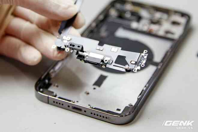Mổ bụng iPhone 12 Pro Max tại Việt Nam: pin chữ L dung lượng 3.687mAh, camera sau vừa to vừa dài - Ảnh 13. Mổ bụng iPhone 12 Pro Max tại Việt Nam: pin chữ L dung lượng 3.687mAh, camera sau vừa to vừa dài - Ảnh 13.
