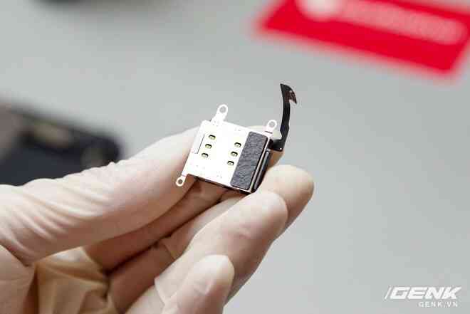 Mổ bụng iPhone 12 Pro Max tại Việt Nam: pin chữ L dung lượng 3.687mAh, camera sau vừa to vừa dài - Ảnh 7. Mổ bụng iPhone 12 Pro Max tại Việt Nam: pin chữ L dung lượng 3.687mAh, camera sau vừa to vừa dài - Ảnh 7.