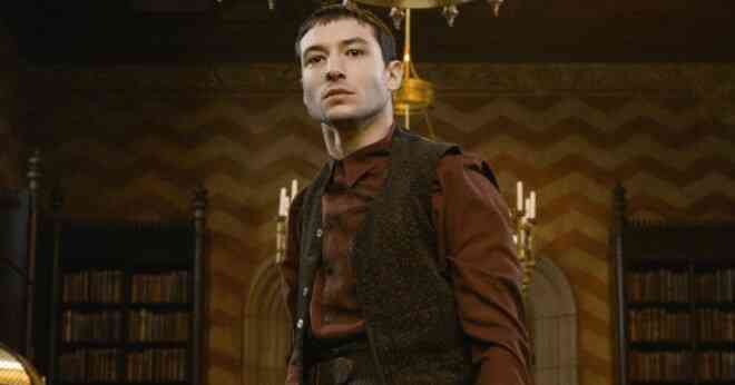 Không thể rời Anh vì Covid-19, The Flash Ezra Miller quay Justice League ngay trên phim trường Fantastic Beasts 3 dưới sự chỉ đạo từ xa của Zack Snyder - Ảnh 2. Không thể rời Anh vì Covid-19, The Flash Ezra Miller quay Justice League ngay trên phim trường Fantastic Beasts 3 dưới sự chỉ đạo từ xa của Zack Snyder - Ảnh 2.