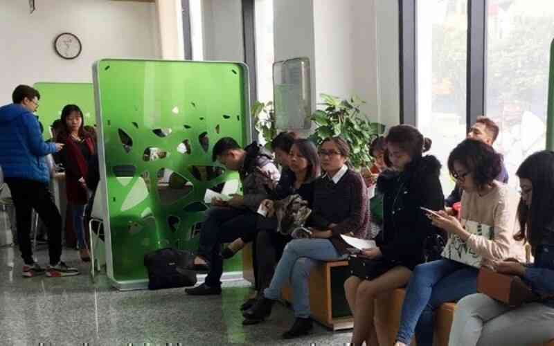 Người Việt rủ nhau dùng app tìm người nộp, rút hộ tiền mặt để không phải xếp hàng