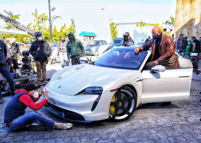 The Rock “đô con” đến mức không thể ngồi vừa siêu xe Porsche để quay cảnh rượt đuổi trong bom tấn của Netflix