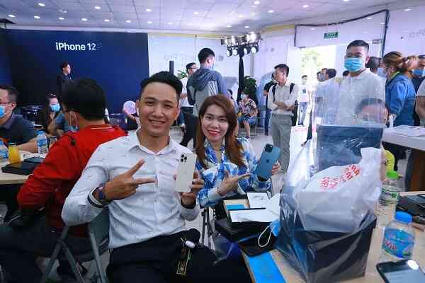 ‘Đông nghịt’ khách từ online đến offline, Thế Giới Di Động là điểm ‘nóng’ ngày mở bán Iphone12 tại Việt Nam