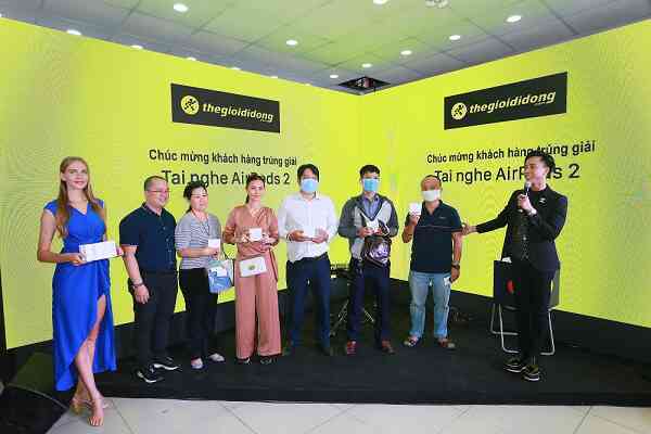 ‘Đông nghịt’ khách từ online đến offline, Thế Giới Di Động là điểm ‘nóng’ ngày mở bán Iphone12 tại Việt Nam
