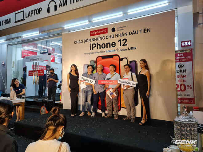 iPhone 12 chính hãng mở bán tại VN: Hàng trăm người xếp hàng chờ nhận máy, bản Pro Max vẫn được quan tâm nhất - Ảnh 3.