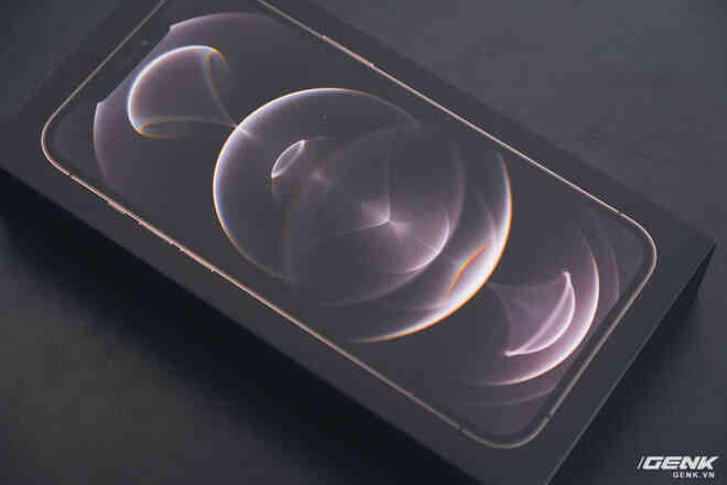 Mở hộp iPhone 12 Pro Max chính hãng VN/A đang khan hiếm hàng trên toàn quốc - Ảnh 4.