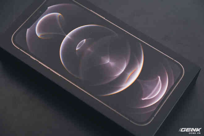 Mở hộp iPhone 12 Pro Max chính hãng VN/A đang khan hiếm hàng trên toàn quốc - Ảnh 4. Mở hộp iPhone 12 Pro Max chính hãng VN/A đang khan hiếm hàng trên toàn quốc - Ảnh 4.