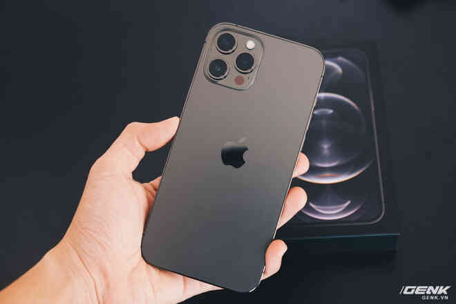 Mở hộp iPhone 12 Pro Max chính hãng VN/A đang khan hiếm hàng trên toàn quốc - Ảnh 8. Mở hộp iPhone 12 Pro Max chính hãng VN/A đang khan hiếm hàng trên toàn quốc - Ảnh 8.