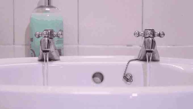 Đây là chiếc bồn rửa kỳ lạ chỉ có tại Anh Quốc, lý do phía sau khiến ai cũng cảm thấy ngỡ ngàng - Ảnh 2.