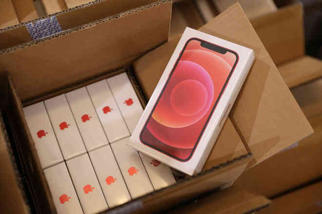 Thị trường iPhone 12 chính hãng: iPhone 12 thừa mứa, iPhone 12 Pro Max khan hàng, Gold là màu được săn lùng nhất - Ảnh 3. Thị trường iPhone 12 chính hãng: iPhone 12 thừa mứa, iPhone 12 Pro Max khan hàng, Gold là màu được săn lùng nhất - Ảnh 3.