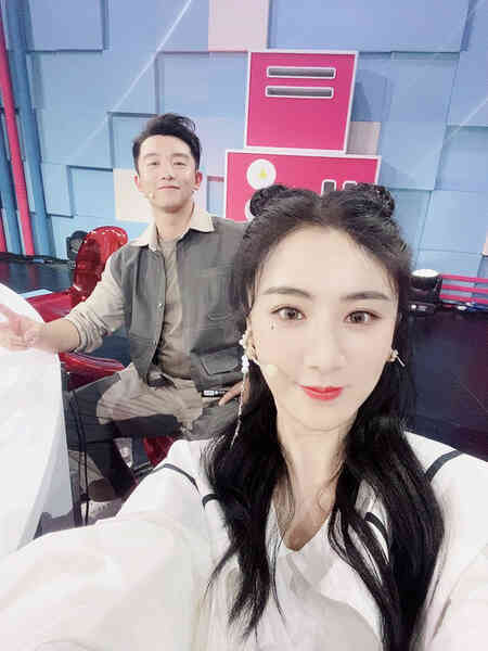 Kiếm hơn nghìn tỷ chỉ sau 7 tiếng, nữ hoàng livestream xứ Trung làm thế nào để từ chủ shop thời trang vô danh trở thành triệu phú? - Ảnh 3. Kiếm hơn nghìn tỷ chỉ sau 7 tiếng, nữ hoàng livestream xứ Trung làm thế nào để từ chủ shop thời trang vô danh trở thành triệu phú? - Ảnh 3.