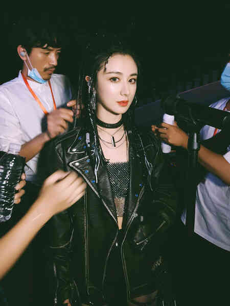 Kiếm hơn nghìn tỷ chỉ sau 7 tiếng, nữ hoàng livestream xứ Trung làm thế nào để từ chủ shop thời trang vô danh trở thành triệu phú? - Ảnh 4. Kiếm hơn nghìn tỷ chỉ sau 7 tiếng, nữ hoàng livestream xứ Trung làm thế nào để từ chủ shop thời trang vô danh trở thành triệu phú? - Ảnh 4.