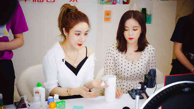 Kiếm hơn nghìn tỷ chỉ sau 7 tiếng, nữ hoàng livestream xứ Trung làm thế nào để từ chủ shop thời trang vô danh trở thành triệu phú? - Ảnh 5. Kiếm hơn nghìn tỷ chỉ sau 7 tiếng, nữ hoàng livestream xứ Trung làm thế nào để từ chủ shop thời trang vô danh trở thành triệu phú? - Ảnh 5.