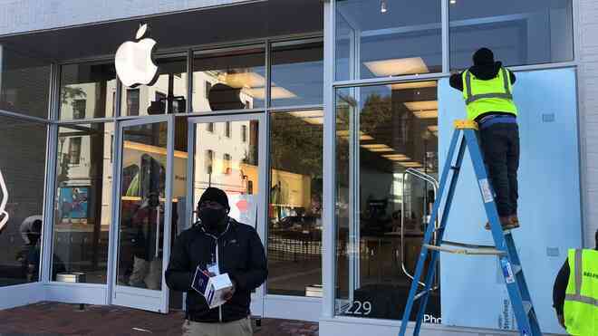 Apple Store được lắp ván gỗ đề phòng bạo loạn hậu bầu cử