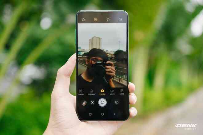 Camera dưới màn hình của Vsmart Aris Pro hoạt động ra sao? Chúng tôi đã "bung máy" để tìm hiểu