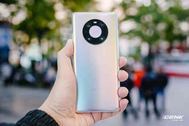 Trên tay Huawei Mate40 Pro và Mate40 RS Porsche Design: Không còn màn hình "thác nước", hồi sinh phím volume vật lý