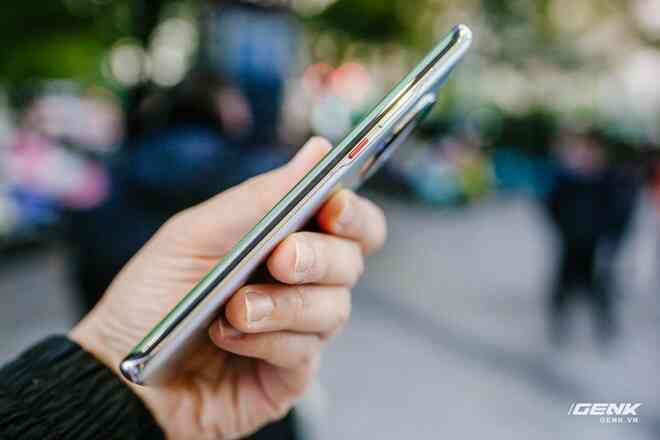 Trên tay Huawei Mate40 Pro và Mate40 RS Porsche Design: Không còn màn hình thác nước, hồi sinh phím volume vật lý - Ảnh 5. Trên tay Huawei Mate40 Pro và Mate40 RS Porsche Design: Không còn màn hình thác nước, hồi sinh phím volume vật lý - Ảnh 5.