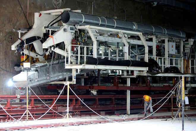Cận cảnh lắp ráp robot đào hầm khủng nặng 850 tấn thi công Metro Nhổn - ga Hà Nội - Ảnh 2.