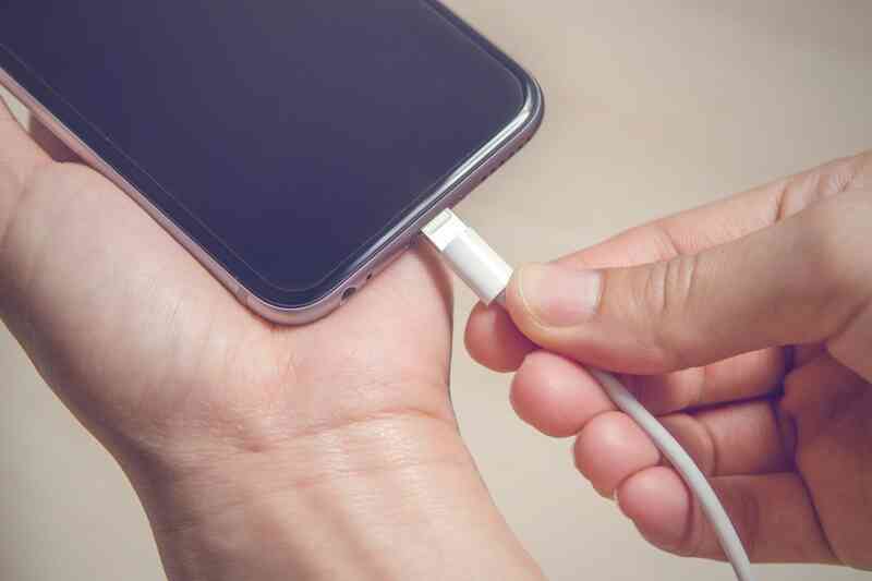 Cô gái 24 tuổi tử vong vì sạc iPhone trong phòng tắm