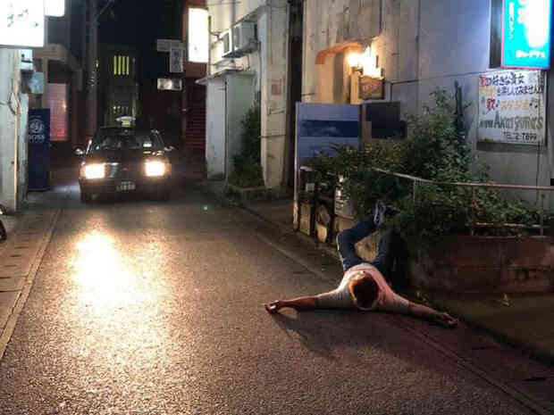 Hàng nghìn người thi nhau ngủ ngoài đường hàng năm tại Nhật, thậm chí là cởi bỏ hết quần áo, vậy đây là hiện tượng gì mà đến cảnh sát cũng bất lực? - Ảnh 2. Hàng nghìn người thi nhau ngủ ngoài đường hàng năm tại Nhật, thậm chí là cởi bỏ hết quần áo, vậy đây là hiện tượng gì mà đến cảnh sát cũng bất lực? - Ảnh 2.