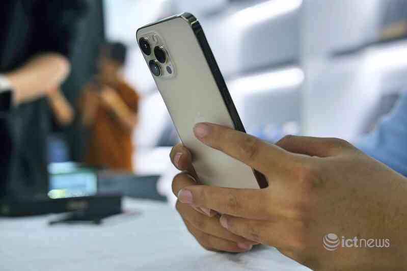 Hàng loạt smartphone xả kho, giá rẻ cuối năm