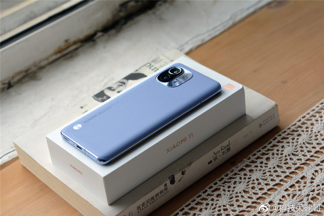 Cận cảnh Xiaomi Mi 11 vừa ra mắt: Thiết kế camera mới, có thêm bản mặt lưng da, màn hình và hiệu năng nâng cấp mạnh, giá từ 14.2 triệu - Ảnh 2. Cận cảnh Xiaomi Mi 11 vừa ra mắt: Thiết kế camera mới, có thêm bản mặt lưng da, màn hình và hiệu năng nâng cấp mạnh, giá từ 14.2 triệu - Ảnh 2.