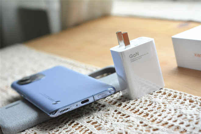 Cận cảnh Xiaomi Mi 11 vừa ra mắt: Thiết kế camera mới, có thêm bản mặt lưng da, màn hình và hiệu năng nâng cấp mạnh, giá từ 14.2 triệu - Ảnh 3. Cận cảnh Xiaomi Mi 11 vừa ra mắt: Thiết kế camera mới, có thêm bản mặt lưng da, màn hình và hiệu năng nâng cấp mạnh, giá từ 14.2 triệu - Ảnh 3.