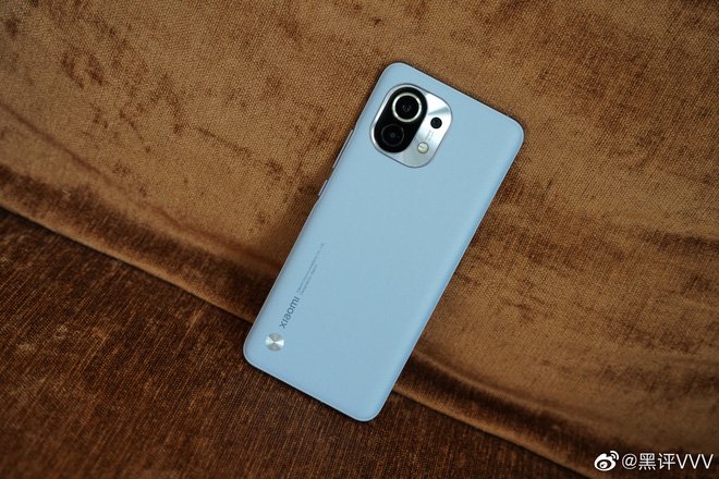 Cận cảnh Xiaomi Mi 11 vừa ra mắt: Thiết kế camera mới, có thêm bản mặt lưng da, màn hình và hiệu năng nâng cấp mạnh, giá từ 14.2 triệu - Ảnh 4. Cận cảnh Xiaomi Mi 11 vừa ra mắt: Thiết kế camera mới, có thêm bản mặt lưng da, màn hình và hiệu năng nâng cấp mạnh, giá từ 14.2 triệu - Ảnh 4.