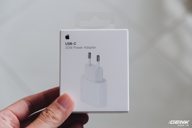 Không chỉ iPhone 12, ngay cả củ sạc Apple cũng cháy hàng, tăng giá tại Việt Nam - Ảnh 3. Không chỉ iPhone 12, ngay cả củ sạc Apple cũng cháy hàng, tăng giá tại Việt Nam - Ảnh 3.