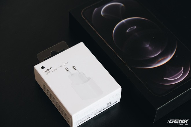 Không chỉ iPhone 12, ngay cả củ sạc Apple cũng cháy hàng, tăng giá tại Việt Nam - Ảnh 5. Không chỉ iPhone 12, ngay cả củ sạc Apple cũng cháy hàng, tăng giá tại Việt Nam - Ảnh 5.