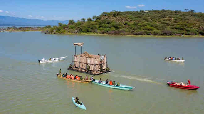 Màn giải cứu hươu cao cổ bằng cách cho vượt sông đầy táo bạo ở Kenya - Ảnh 2. Màn giải cứu hươu cao cổ bằng cách cho vượt sông đầy táo bạo ở Kenya - Ảnh 2.