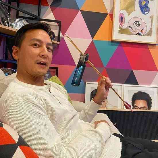 Diễn viên Ngô Ngạn Tổ bắn cung xuyên thủng iPhone, nhưng thiết bị bật vẫn lên hình - Ảnh 2. Diễn viên Ngô Ngạn Tổ bắn cung xuyên thủng iPhone, nhưng thiết bị bật vẫn lên hình - Ảnh 2.