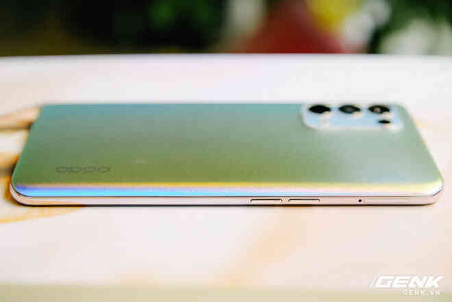 Trên tay OPPO Reno5 vừa ra mắt: Mỏng nhẹ, mặt lưng đa sắc, camera nâng cấp mạnh, sạc siêu nhanh 50W, chạy Android 11 - Ảnh 8. Trên tay OPPO Reno5 vừa ra mắt: Mỏng nhẹ, mặt lưng đa sắc, camera nâng cấp mạnh, sạc siêu nhanh 50W, chạy Android 11 - Ảnh 8.