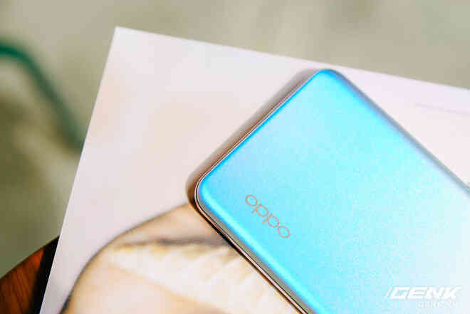 Trên tay OPPO Reno5 vừa ra mắt: Mỏng nhẹ, mặt lưng đa sắc, camera nâng cấp mạnh, sạc siêu nhanh 50W, chạy Android 11 - Ảnh 9. Trên tay OPPO Reno5 vừa ra mắt: Mỏng nhẹ, mặt lưng đa sắc, camera nâng cấp mạnh, sạc siêu nhanh 50W, chạy Android 11 - Ảnh 9.