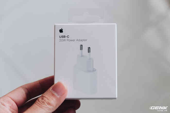 Đánh giá củ sạc Apple 20W đang cháy hàng tại Việt Nam: Giá cao nhưng chẳng có gì đặc biệt - Ảnh 2. Đánh giá củ sạc Apple 20W đang cháy hàng tại Việt Nam: Giá cao nhưng chẳng có gì đặc biệt - Ảnh 2.