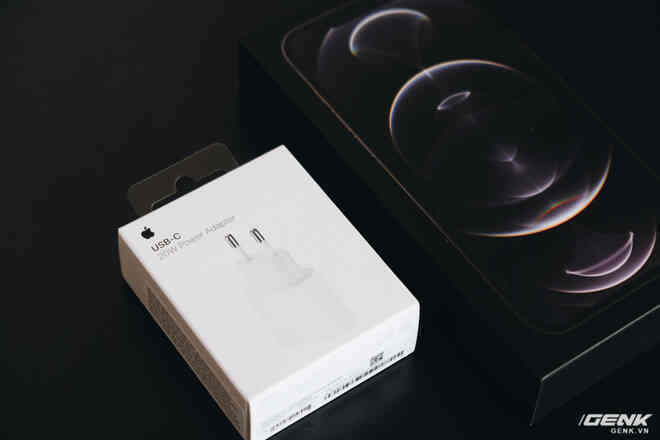 Đánh giá củ sạc Apple 20W đang cháy hàng tại Việt Nam: Giá cao nhưng chẳng có gì đặc biệt - Ảnh 13. Đánh giá củ sạc Apple 20W đang cháy hàng tại Việt Nam: Giá cao nhưng chẳng có gì đặc biệt - Ảnh 13.