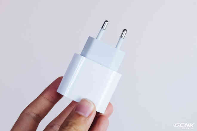 Đánh giá củ sạc Apple 20W đang cháy hàng tại Việt Nam: Giá cao nhưng chẳng có gì đặc biệt - Ảnh 4.