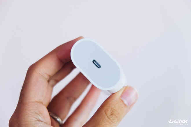 Đánh giá củ sạc Apple 20W đang cháy hàng tại Việt Nam: Giá cao nhưng chẳng có gì đặc biệt - Ảnh 7. Đánh giá củ sạc Apple 20W đang cháy hàng tại Việt Nam: Giá cao nhưng chẳng có gì đặc biệt - Ảnh 7.
