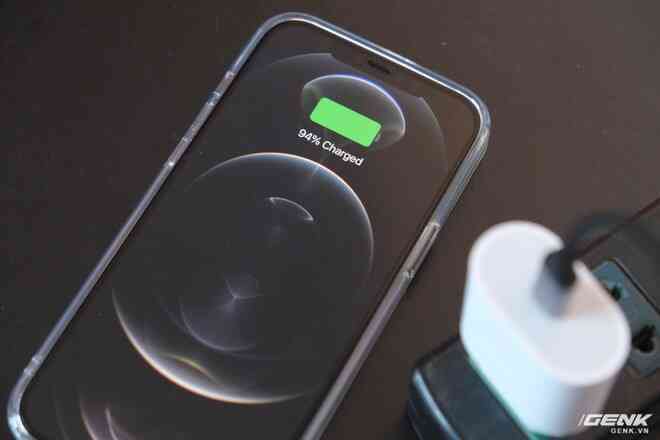 Đánh giá củ sạc Apple 20W đang cháy hàng tại Việt Nam: Giá cao nhưng chẳng có gì đặc biệt - Ảnh 8. Đánh giá củ sạc Apple 20W đang cháy hàng tại Việt Nam: Giá cao nhưng chẳng có gì đặc biệt - Ảnh 8.