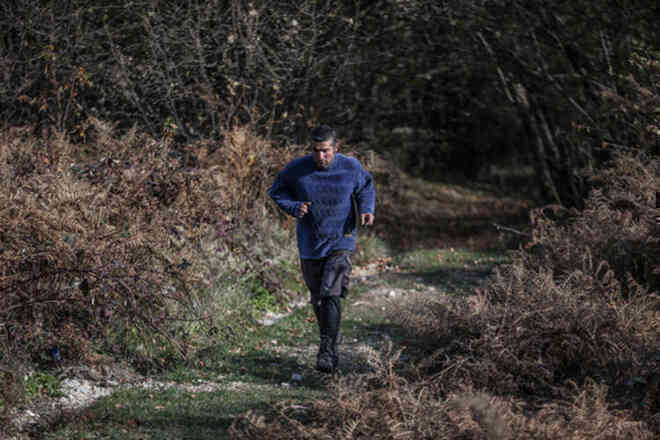 Người đàn ông bỏ phố lên rừng, sống tránh xa công nghệ, chỉ lâu lâu xuống núi thi chạy marathon - Ảnh 5.