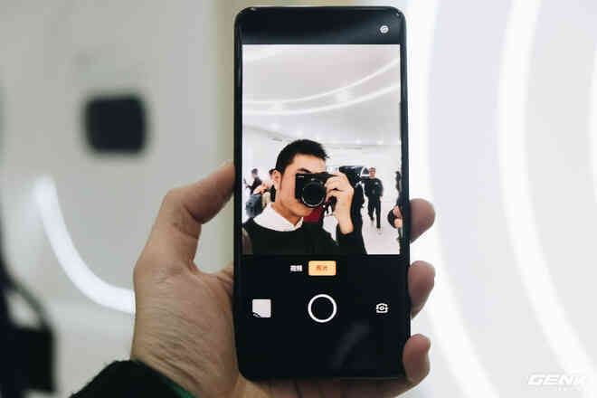 Vsmart hé lộ smartphone với camera ẩn dưới màn hình - Ảnh 5. Vsmart hé lộ smartphone với camera ẩn dưới màn hình - Ảnh 5.