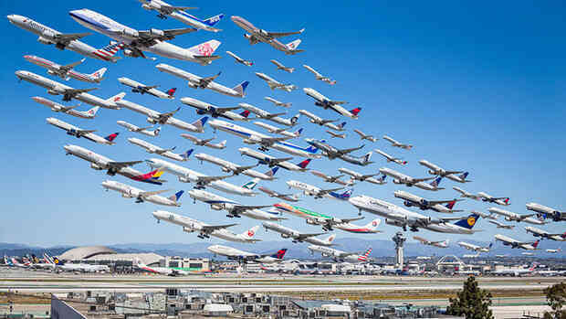 Ngoạn mục hàng trăm máy bay cất cánh cùng lúc như thể tắc đường hàng không cùng loạt khoảnh khắc ở sân bay khiến ai cũng há hốc