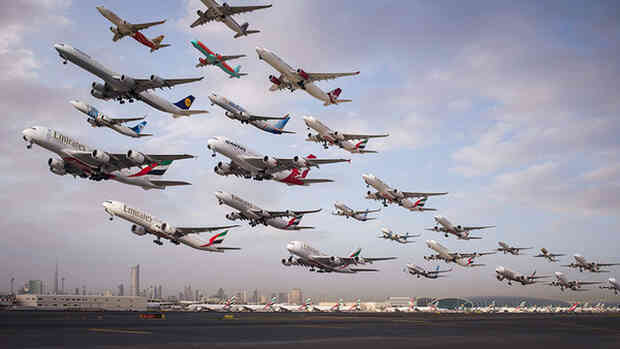 Ngoạn mục hàng trăm máy bay cất cánh cùng lúc như thể tắc đường hàng không cùng loạt khoảnh khắc ở sân bay khiến ai cũng há hốc - Ảnh 3.