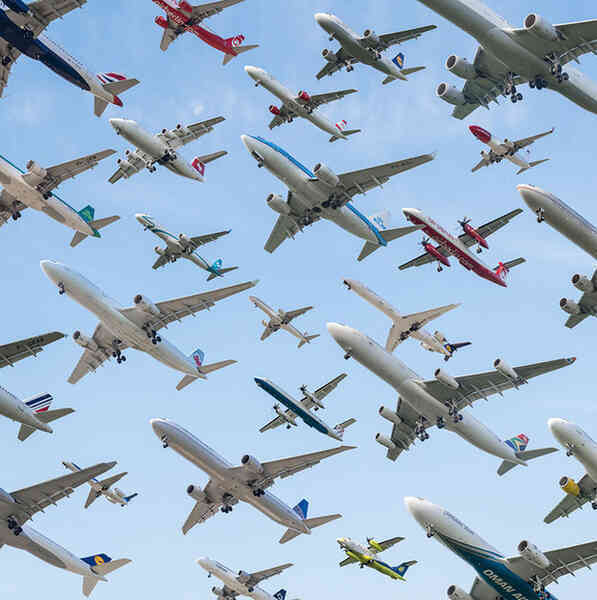 Ngoạn mục hàng trăm máy bay cất cánh cùng lúc như thể tắc đường hàng không cùng loạt khoảnh khắc ở sân bay khiến ai cũng há hốc - Ảnh 8.