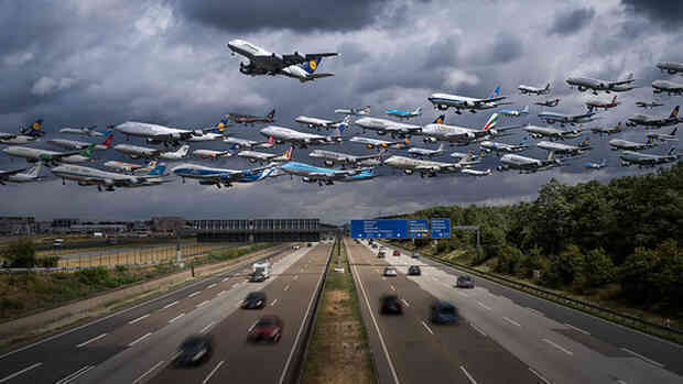 Ngoạn mục hàng trăm máy bay cất cánh cùng lúc như thể tắc đường hàng không cùng loạt khoảnh khắc ở sân bay khiến ai cũng há hốc - Ảnh 9.