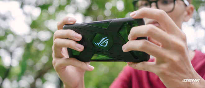 Trên tay quái vật gaming ROG Phone 3: Snapdragon 865+, màn hình 144Hz, pin 6000mAh, giá từ 14.5 triệu đồng - Ảnh 27. Trên tay quái vật gaming ROG Phone 3: Snapdragon 865+, màn hình 144Hz, pin 6000mAh, giá từ 14.5 triệu đồng - Ảnh 27.